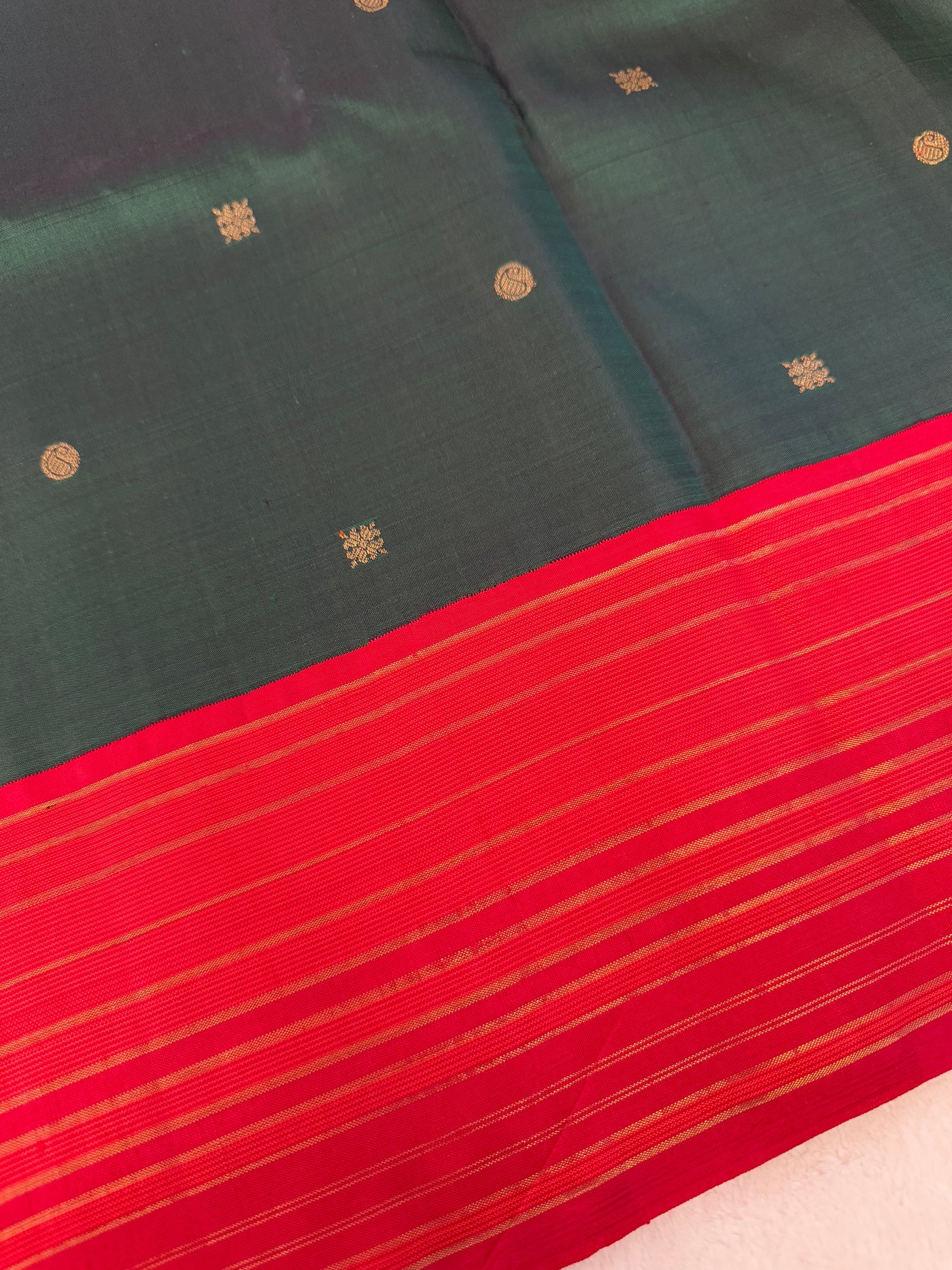 Pure Zari Vintage Handloom Kanchi Pattu Saree - Red & Green Traditional Bridal Silk Saree